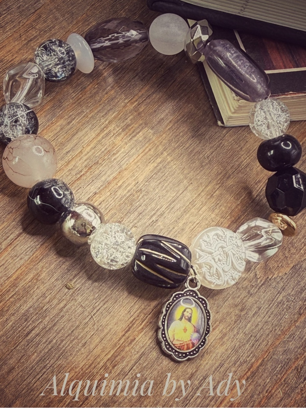 Sagrado corazón Pink Jade Black Quartz and Gold Beaded Charm Bracelet